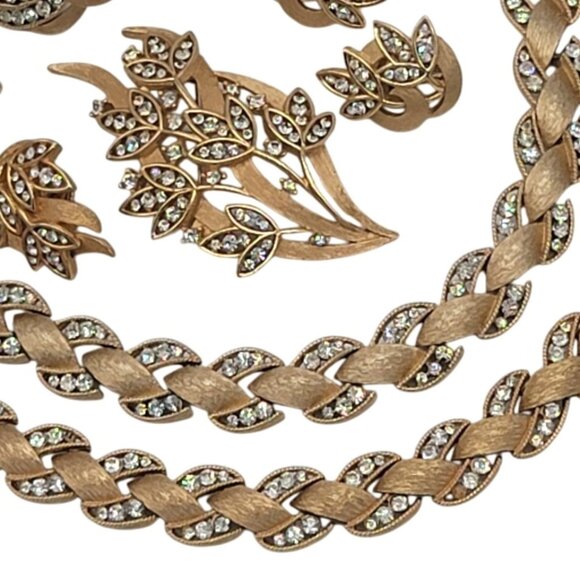 Vintage Crown Trifari Brushed Gold Bracelet Earrings Brooch Set Parure - Picture 4 of 11